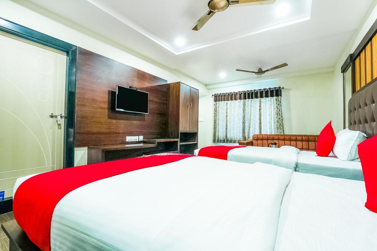 Oyo 16155 Hotel Dcm Grand Vijayawāda Exterior foto